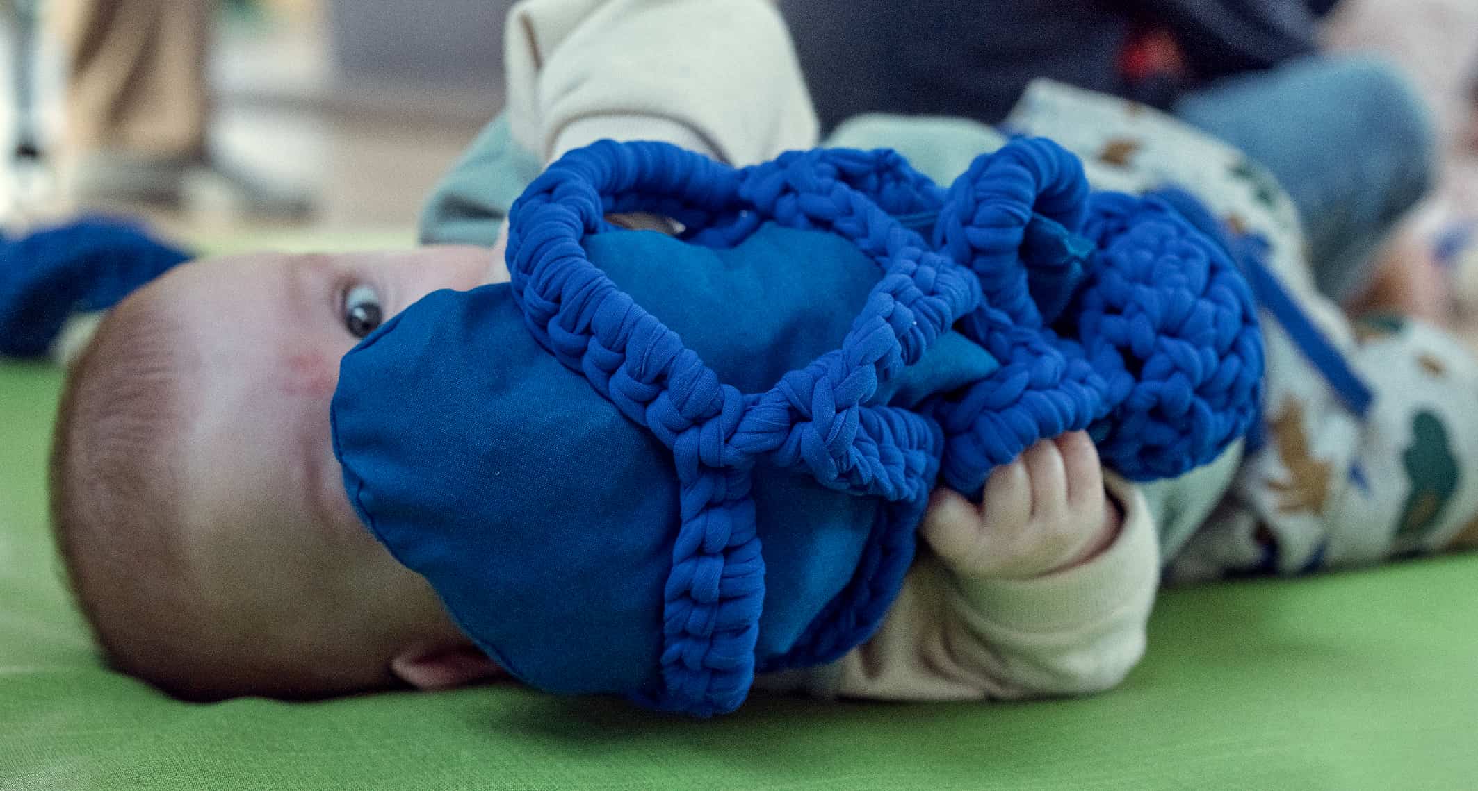 Bébé explorant le paysage textile Morphogenèse
